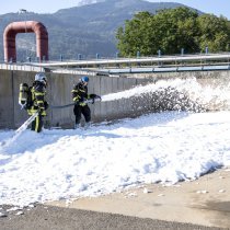 Monthey - 2 septembre 2021 Un important dispositif est mis en place sur le site chimique de Monthey pour la formation de sapeurs-pompiers en provenance de toute la Suisse.